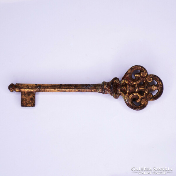 Baroque chest key