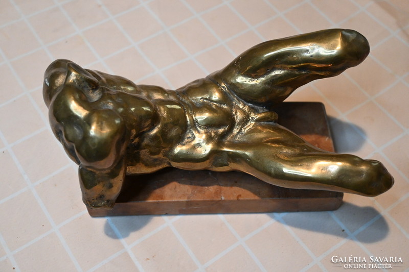 Fényesített bronz akt torzó, szobor, márvány lapon