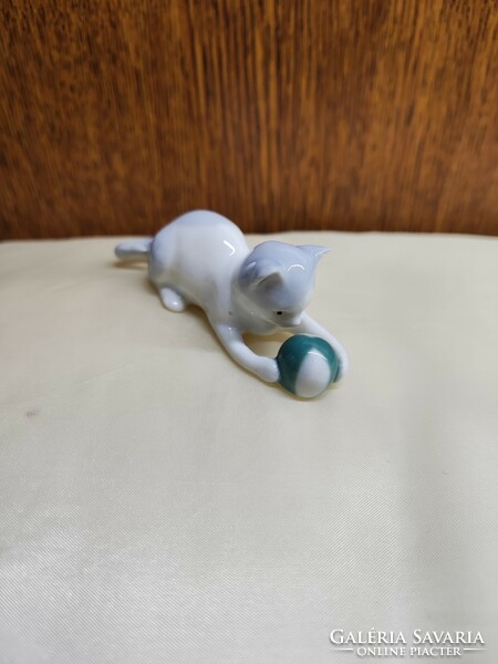 Figurális porcelán cica