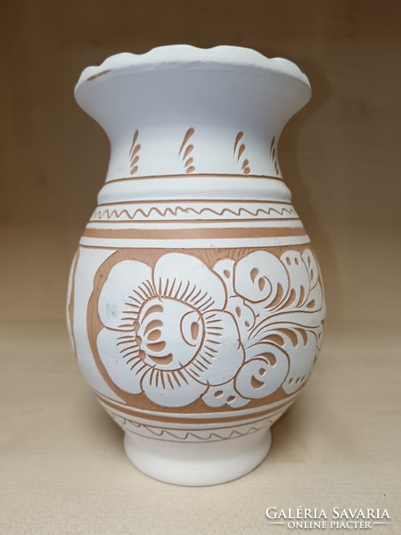 Fehér Korondi váza