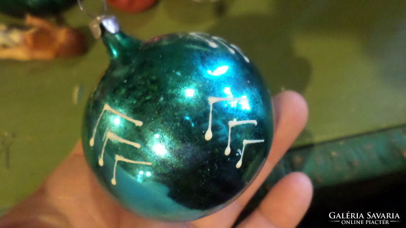 Retro glass Christmas tree decoration in basically good condition. About 5.5 cm.