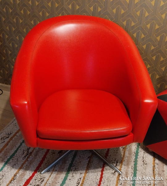 Retro, faux leather swivel chair!