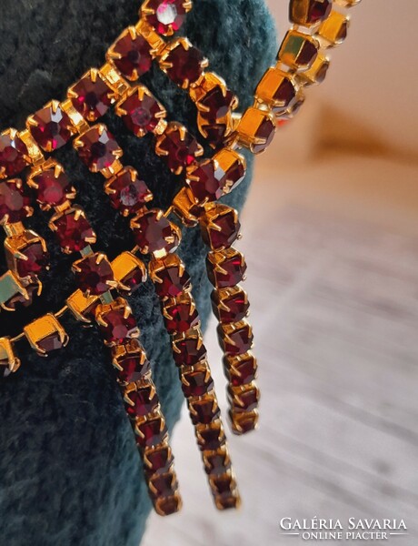 Necklace with burgundy crystal stones