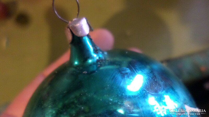 Retro glass Christmas tree decoration in basically good condition. About 5.5 cm.