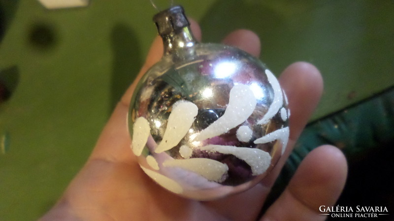 Retro , üveg karácsonyfadísz alapvetően jó állapotban  . Kb 5 cm-es , deres mintájú gömb .