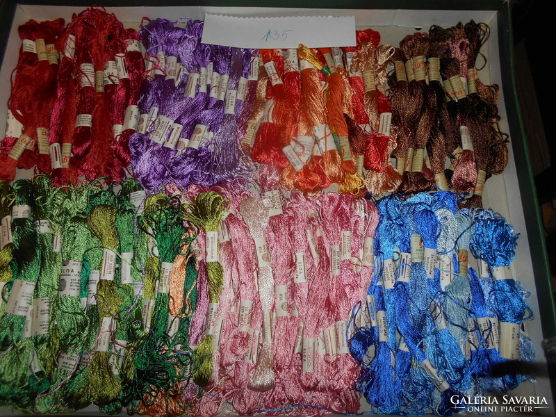 Hagyatékból 135 motring osztott selyemhímző fonal vegyes színek Jelenlegi bolti ára 180 Ft/ db