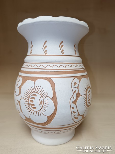 Fehér Korondi váza