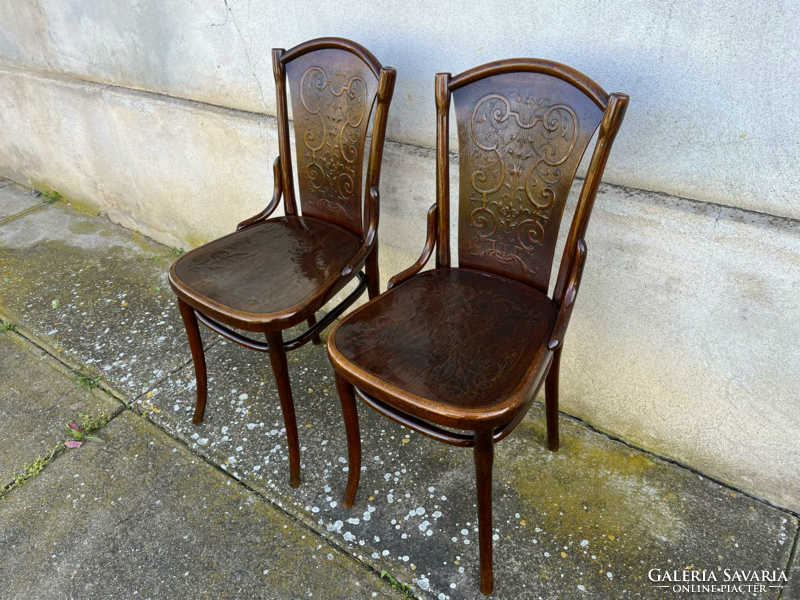 Gyönyörű Antik Bécsi Thonet székek Párban felújítva.