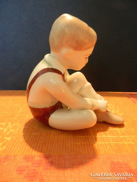 Aquincumi porcelán: cipőjét fűző fiú