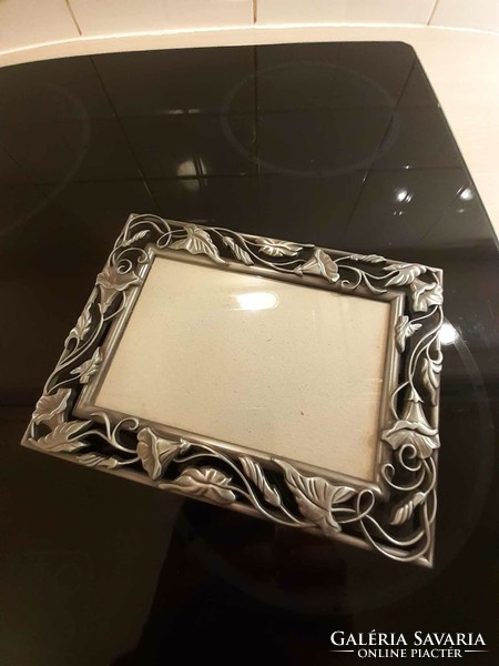 Ezüst színű antikolt fém szecessziós jellegű asztali fénykép tartó keret