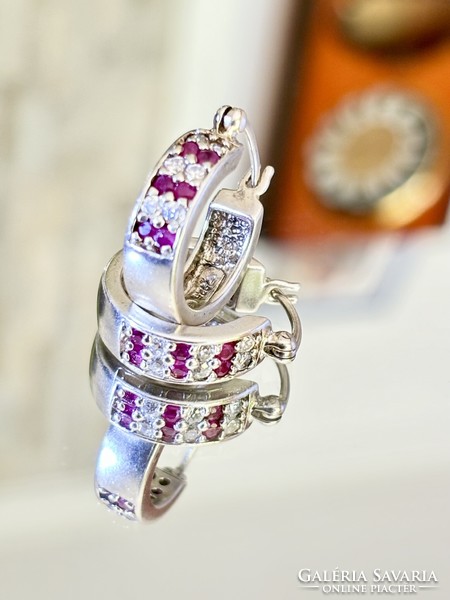 Gyönyörűséges ezüst fülbevaló pár, rubin és cirkónia kövekkel ékesítve