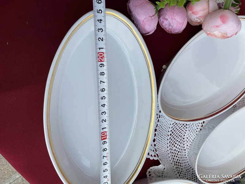 A small piece of nostalgia for steaks, offering a beautiful Plains canteen pattern gold-striped hot dog bowl