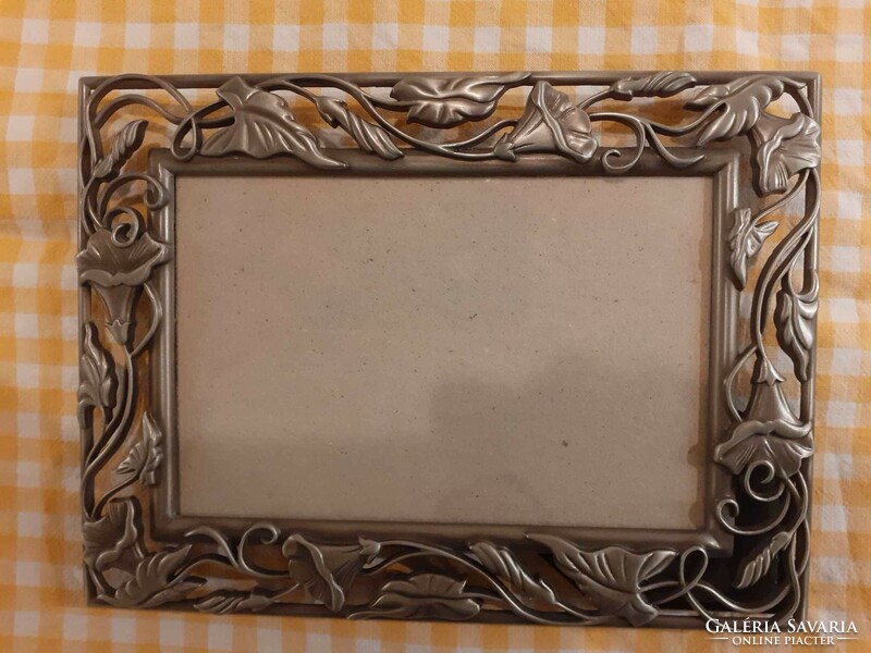 Silver-colored antiqued metal Art Nouveau-style tabletop photo frame