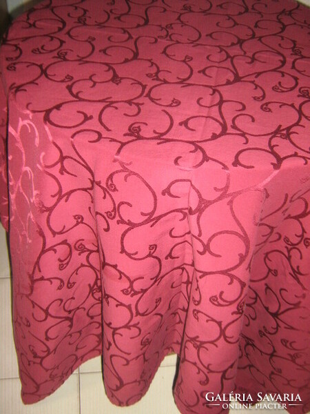 Beautiful purple-burgundy baroque leaf pattern damask tablecloth