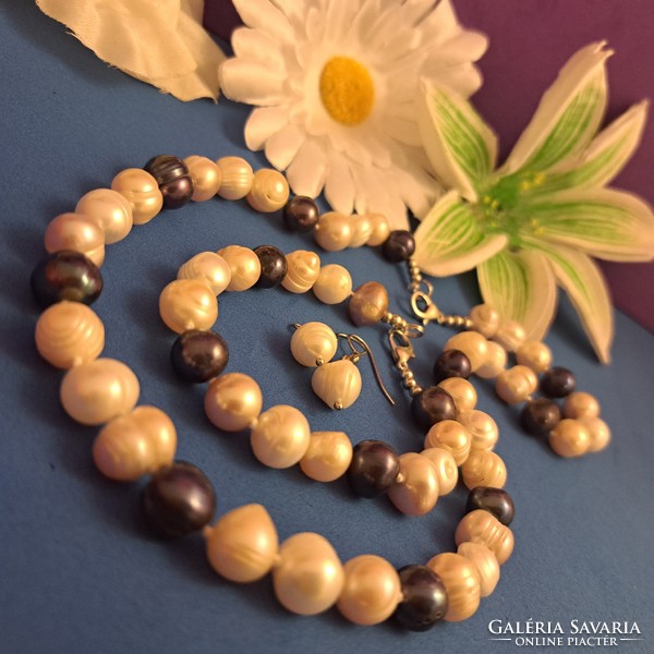 A cultured pearl set is eternal elegance