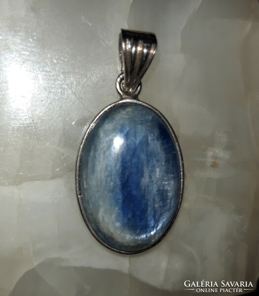 Silver pendant with kyanite stone