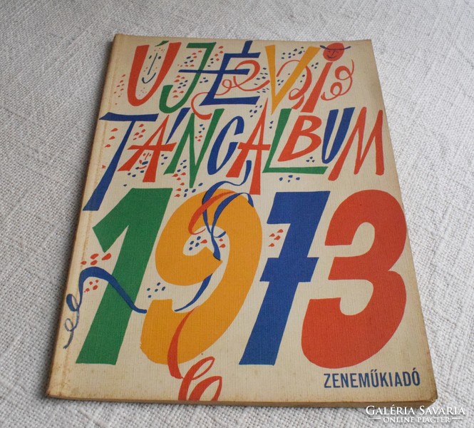 Újévi táncalbum 1973. kottafüzet énekszólam , zongora , akkordjelzéssel , kotta , Zeneműkiadó 1972