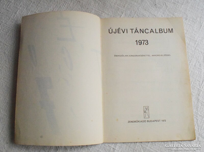Újévi táncalbum 1973. kottafüzet énekszólam , zongora , akkordjelzéssel , kotta , Zeneműkiadó 1972