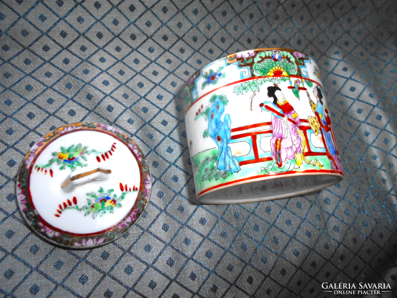 Chinese hand painted porcelain box