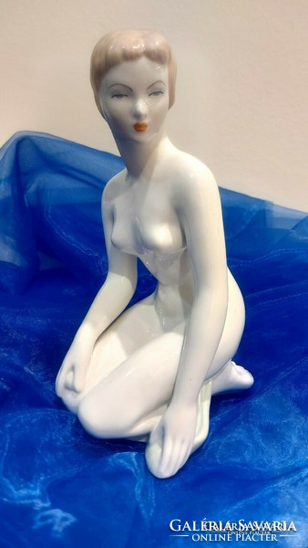 Aquincum porcelain, kneeling female nude statue