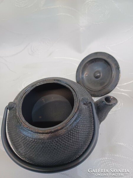Japanese cast iron tea pot with 2 glasses