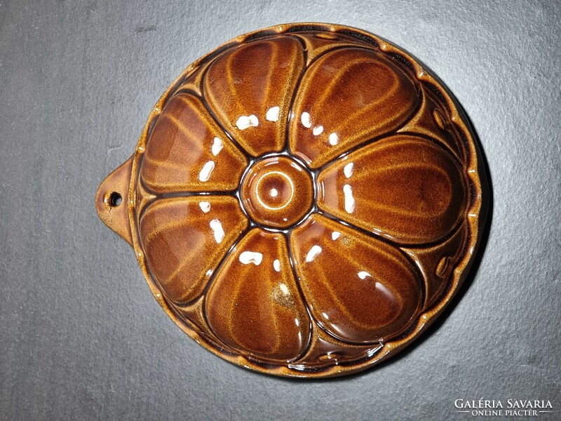 *Honey brown color, round shape with flower petal pattern, kuglóf shape, baking dish, wall decoration