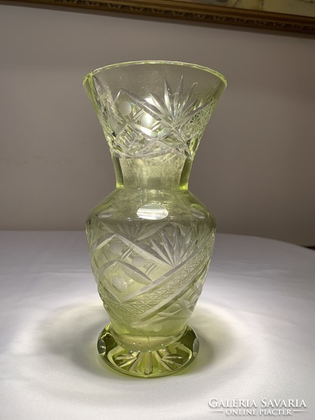Neonzöld csiszolt üveg váza