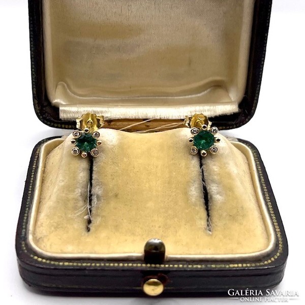 0120. Stifted gold earrings with diamonds and emeralds