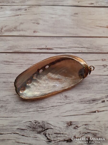 Shell pendant, mother-of-pearl