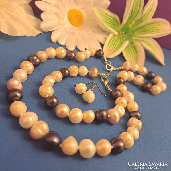 A cultured pearl set is eternal elegance