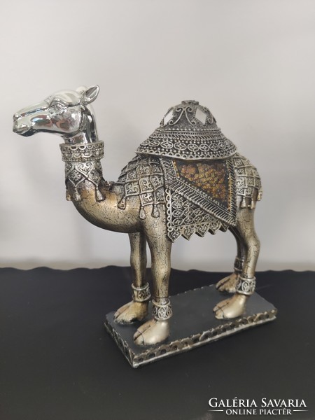 Egypúpú teve szobor csodálatos díszítéssel