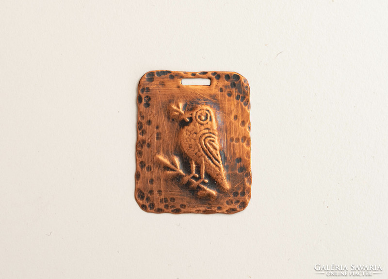 Retro fém medál madárkával - domborított rézlemesz iparművész ékszer