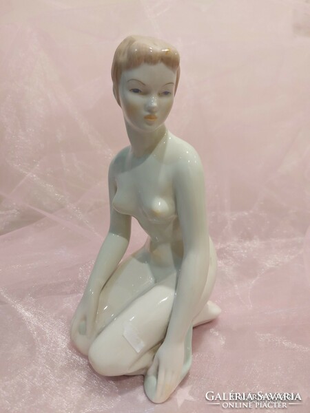 Aquincum porcelain, kneeling female nude statue.