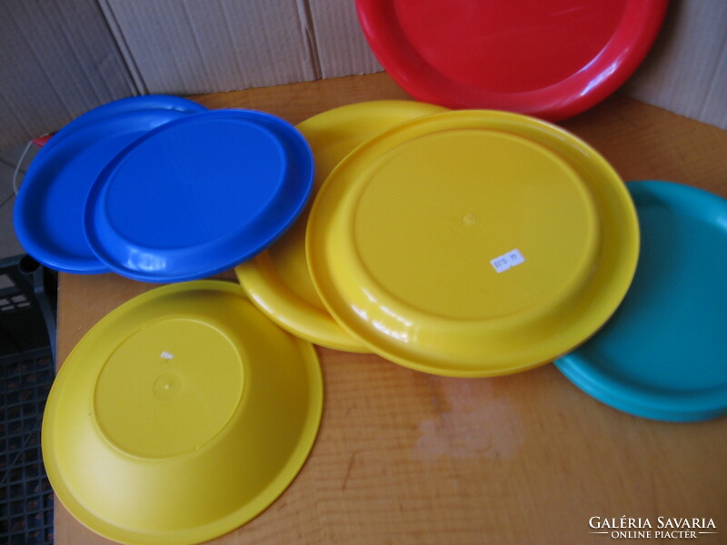 Pack of 12 colored plastic party, picnic and picnic plates