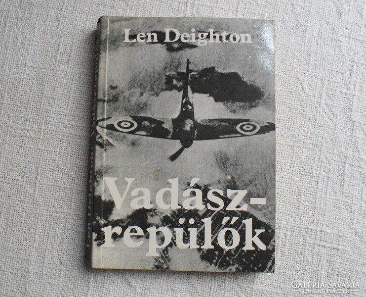 Len Deighton Vadászrepülők az angliai légi csat története Zrínyi kiadó 1983 SÉRÜLT ! + MALÉV poggyc.