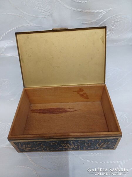 Copper gift box with wooden inlay