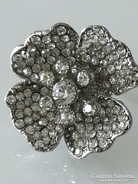 Virágfejű gyűrű ragyogó kristályokkal, 3,5 cm átmérőjű a virág
