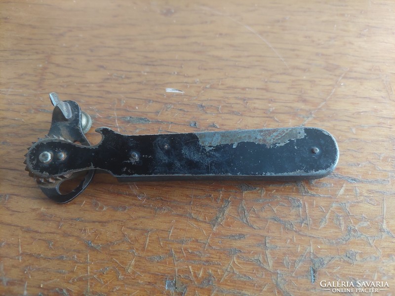 Rival 2.Vh? Antique can opener