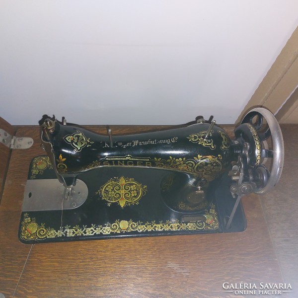 Singer sewing machine for sale, in working condition