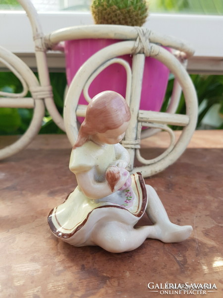 Porcelán babázó kislány figura
