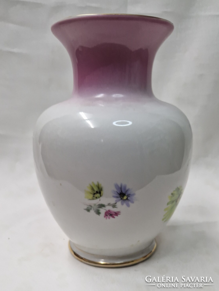 Hollóházi virágmintás rózsaszín nyakú szépen aranyozott porcelán váza 18 cm.