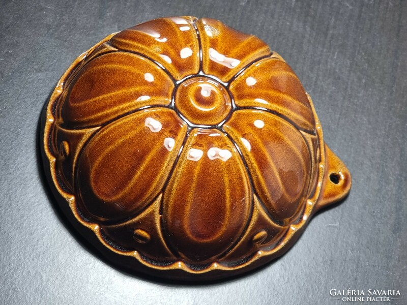 *Honey brown color, round shape with flower petal pattern, kuglóf shape, baking dish, wall decoration