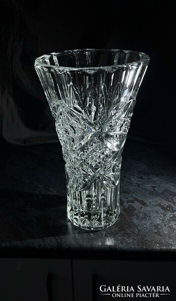 The giant crystal glass vase (3 kg) is flawlessly beautiful!