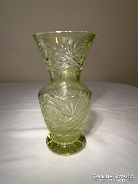 Neonzöld csiszolt üveg váza