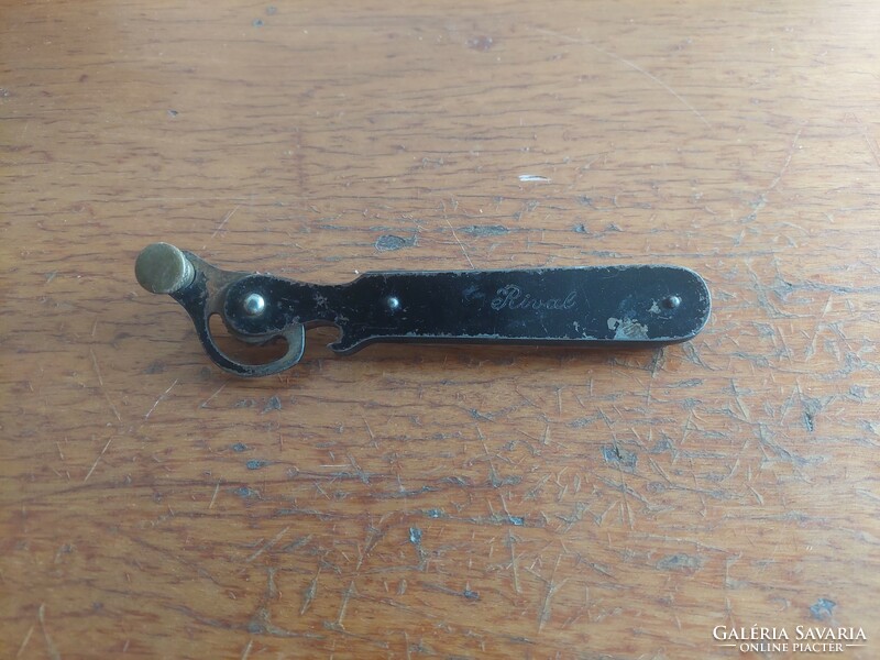 Rival 2.Vh? Antique can opener