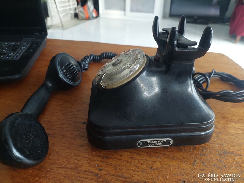Retro vinyl dial phone with old connector