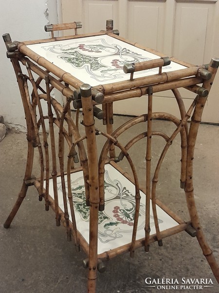 Between 1890-1910, a wonderful Art Nouveau dining table is a real rarity!