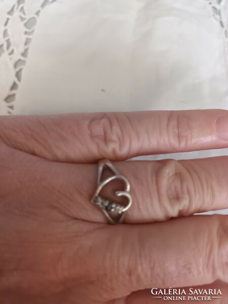 Eladó régi kézműves ezüst szív alakú gyűrű fehér cirkóniával!