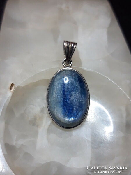 Silver pendant with kyanite stone