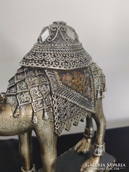 Egypúpú teve szobor csodálatos díszítéssel